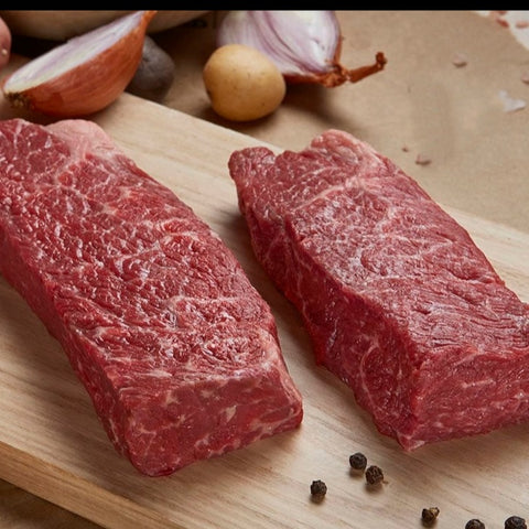 Denver Steak ωρίμανσης 20 ημερών, ωμό φρέσκο μοσχαρίσιο κρέας με πλούσια μαρμάρωση και τρυφερή υφή, ιδανικό για grill ή τηγάνι, από το Siakos.gr