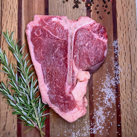 
Μοσχαρίσια μπριζόλα porterhouse ξηράς ωρίμανσης 20 ημερών με κόκκαλο Τ, έτοιμη για ψήσιμο.
