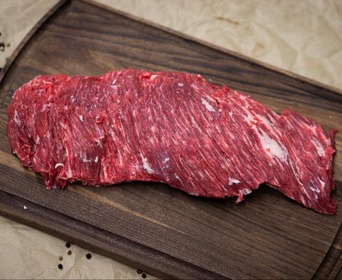 Flap Wagyu Steak BMS 8–9 Australia DIAMANTINA, ψημένο medium-rare, κομμένο σε λεπτές φέτες πάνω σε ξύλο κοπής.