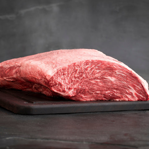 Outside Flat Wagyu Japanese A5 Gunma, ωμό φρέσκο ιαπωνικό wagyu κρέας με εξαιρετική μαρμάρωση BMS 10–12, premium κοπή με βουτυρένια υφή και umami γεύση, ιδανικό για grill ή teppanyaki, από το Siakos.gr
