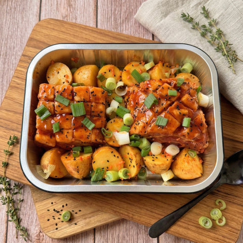 Πανσέτα με πατάτες baby και BBQ sauce έτοιμη για ψήσιμο στον φούρνο.

