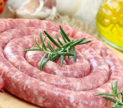 
Βουβαλίσιο γεμιστό λουκάνικο με φέτα, τομάτα και πιπεριές, ωμό, έτοιμο για ψήσιμο.
