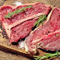 Μπριζόλα T-Bone από βιολογική μοσχίδα Ελλάδος με κόκκαλο σε σχήμα Τ, έτοιμη για ψήσιμο.
